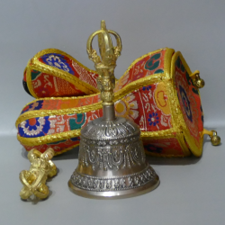 Glocke und Dorje mit  Brokat huellen